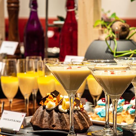 Mercure Hyderabad Kcp Banjara Hills, An Accor Hotel Exteriér fotografie A dessert buffet