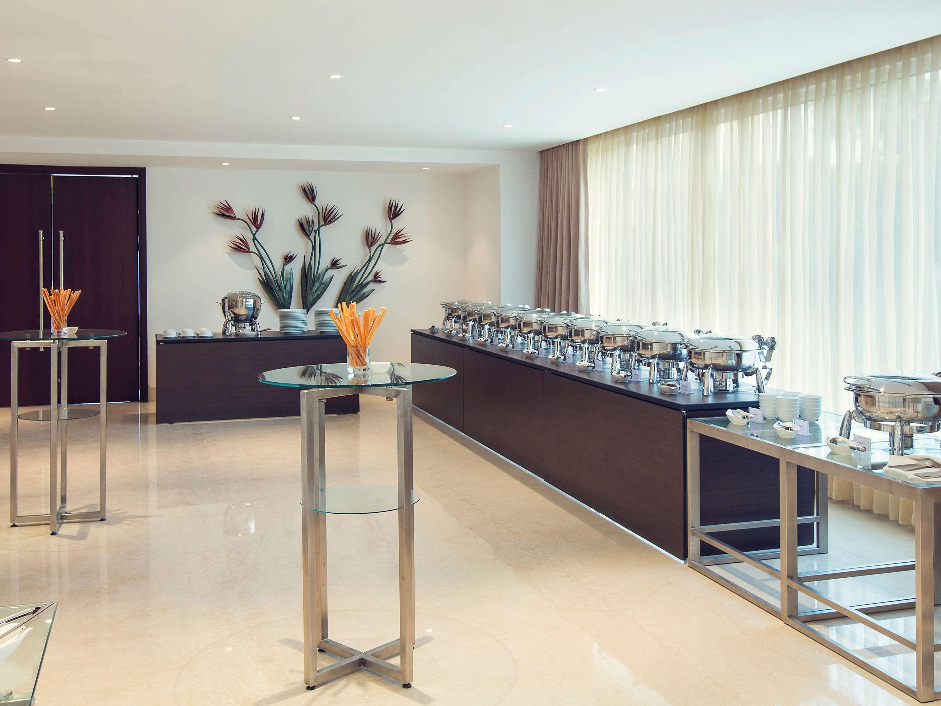 Mercure Hyderabad Kcp Banjara Hills, An Accor Hotel Exteriér fotografie A buffet at a hotel