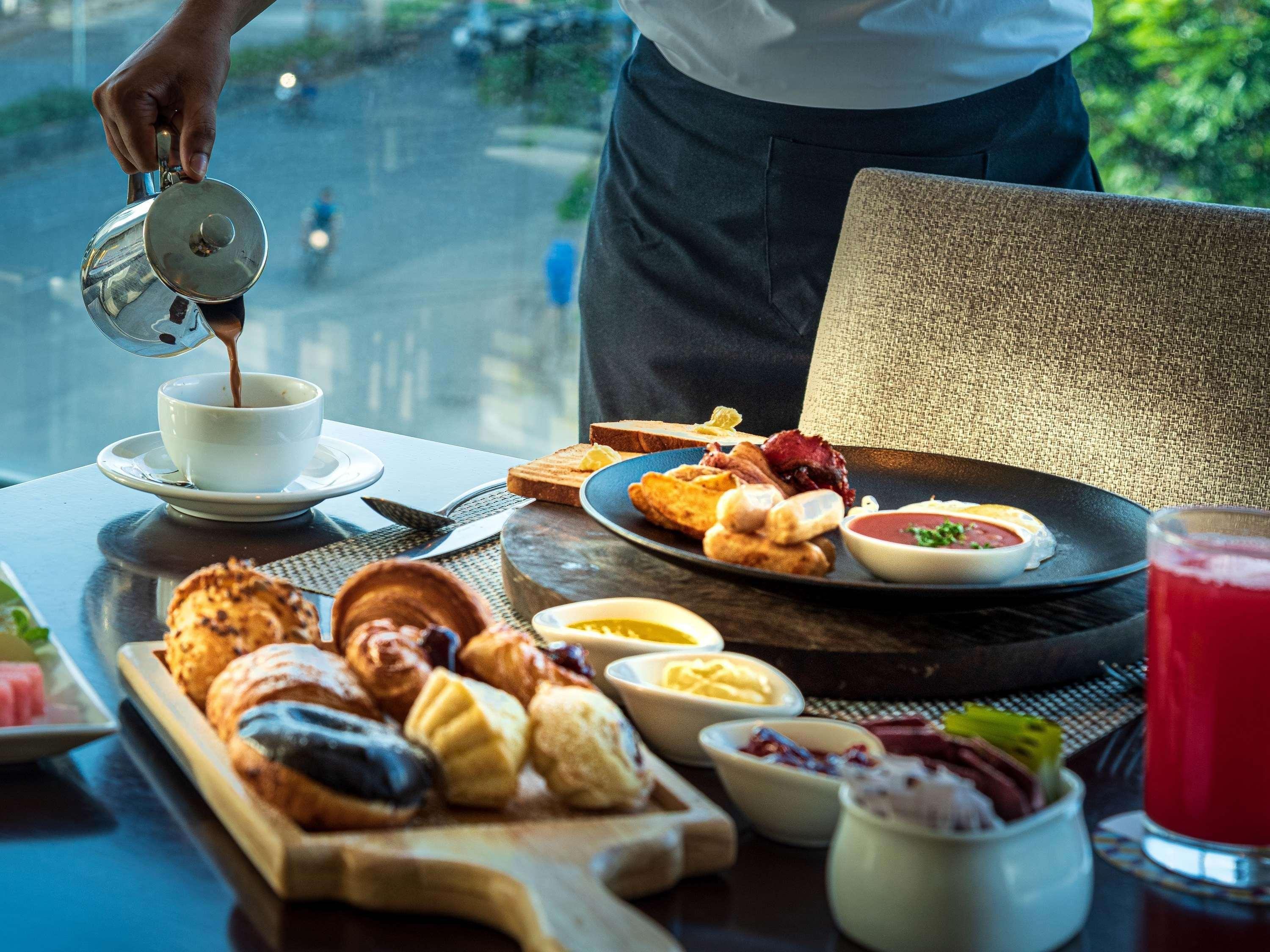 Mercure Hyderabad Kcp Banjara Hills, An Accor Hotel Exteriér fotografie A breakfast at the hotel