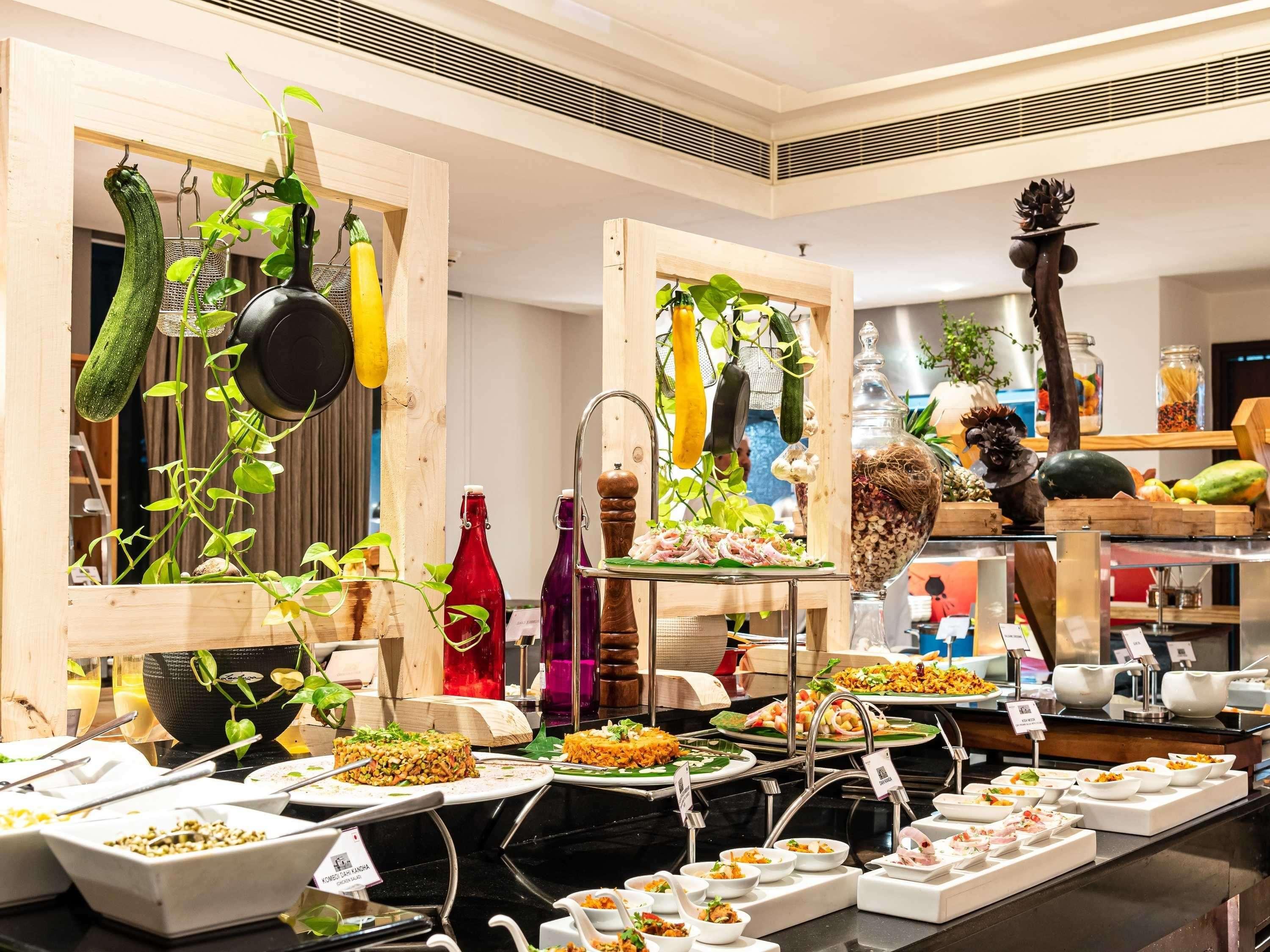 Mercure Hyderabad Kcp Banjara Hills, An Accor Hotel Exteriér fotografie A buffet at a hotel