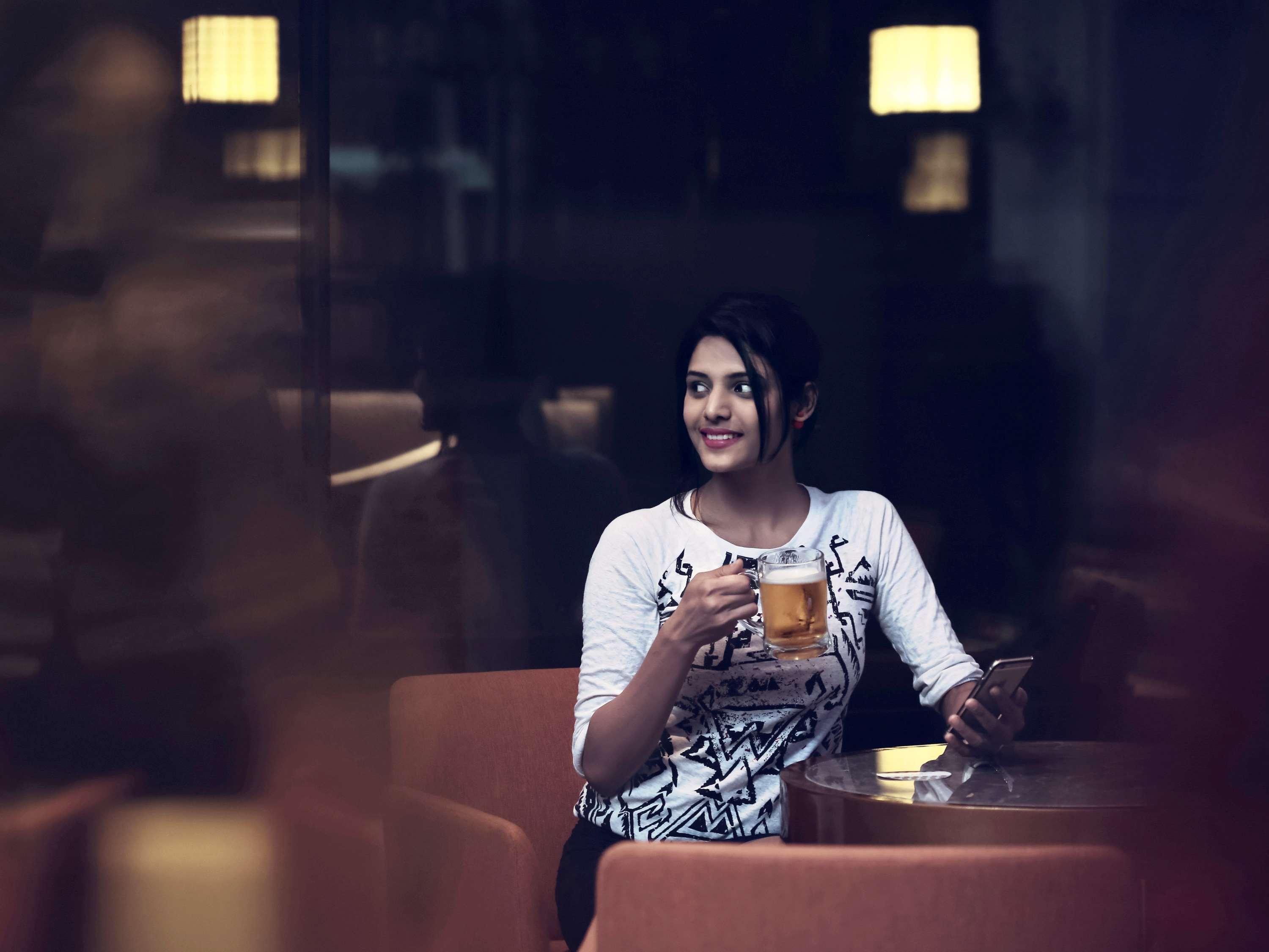 Mercure Hyderabad Kcp Banjara Hills, An Accor Hotel Exteriér fotografie A woman drinking beer