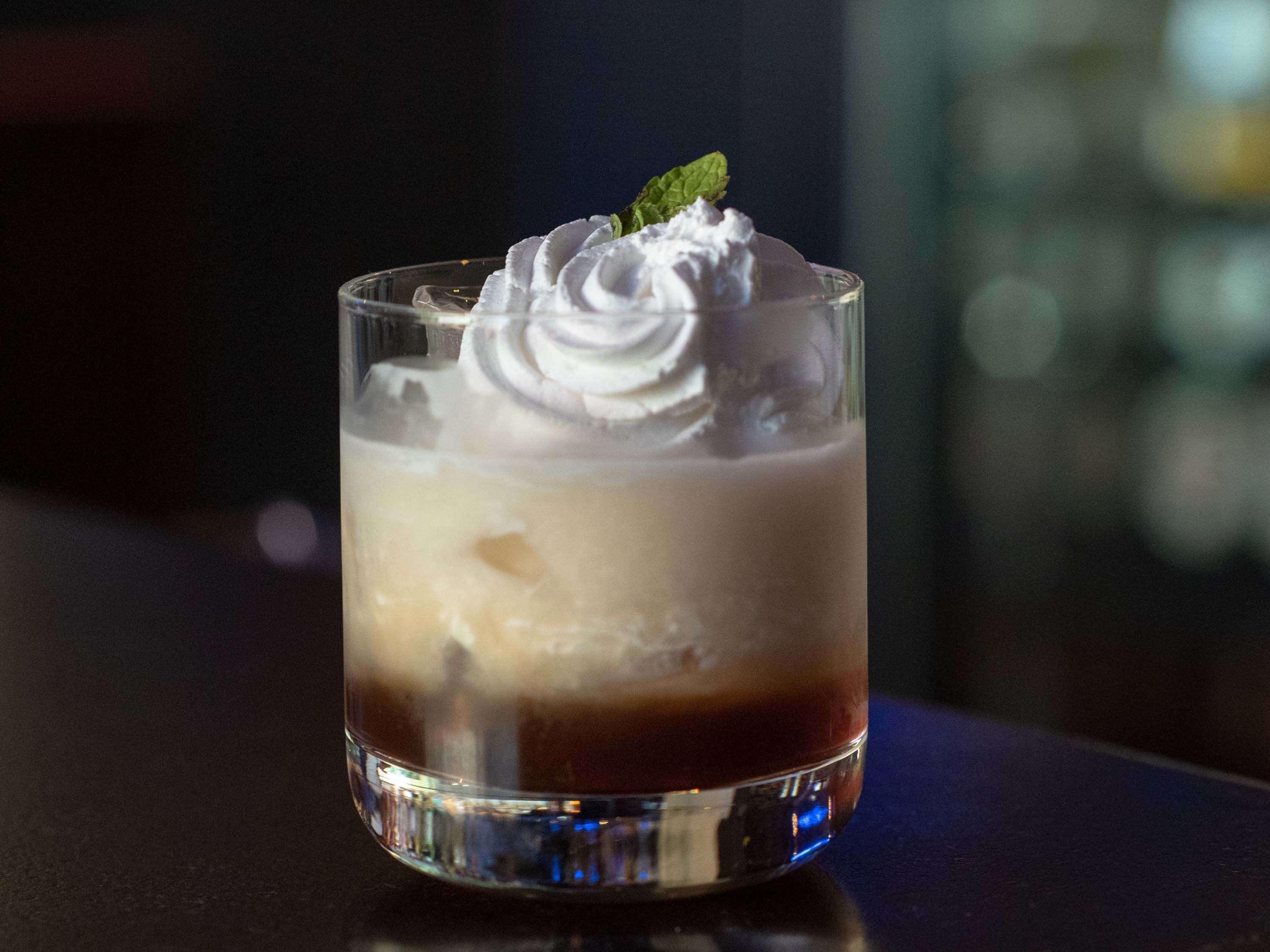 Mercure Hyderabad Kcp Banjara Hills, An Accor Hotel Exteriér fotografie A white Russian