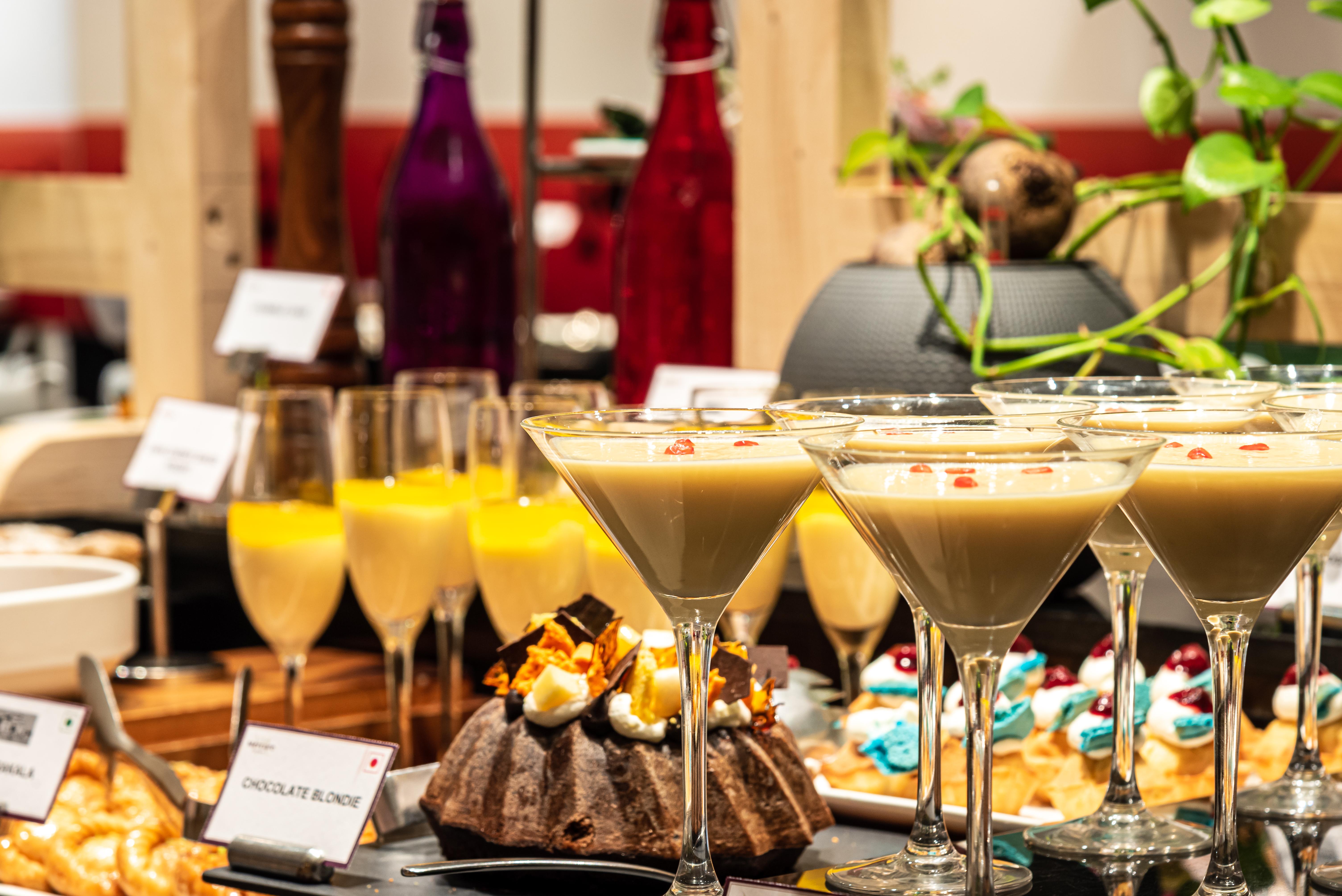 Mercure Hyderabad Kcp Banjara Hills, An Accor Hotel Exteriér fotografie A dessert buffet
