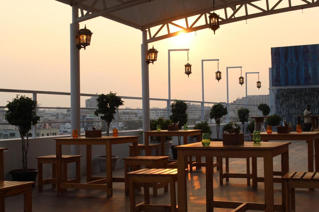 Mercure Hyderabad Kcp Banjara Hills, An Accor Hotel Exteriér fotografie Rooftop bar in Bangkok