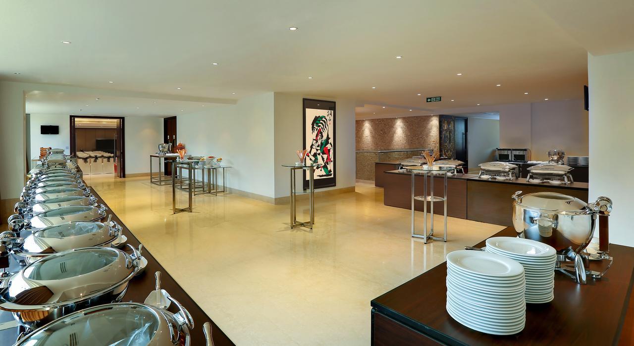 Mercure Hyderabad Kcp Banjara Hills, An Accor Hotel Exteriér fotografie The interior of the lounge